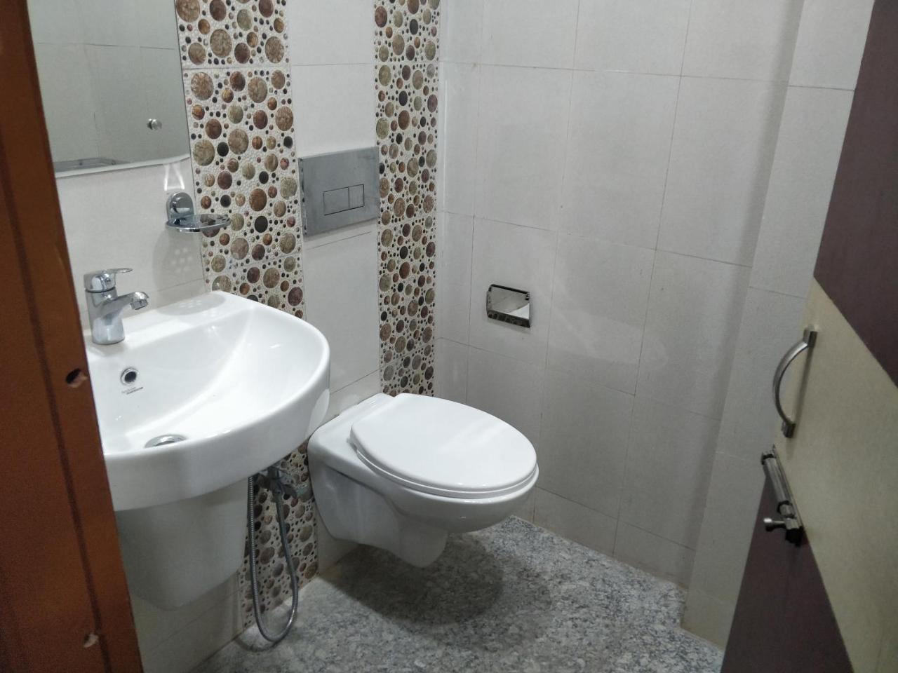 Oyo 16871 Anant Home Stay Shillong Bagian luar foto