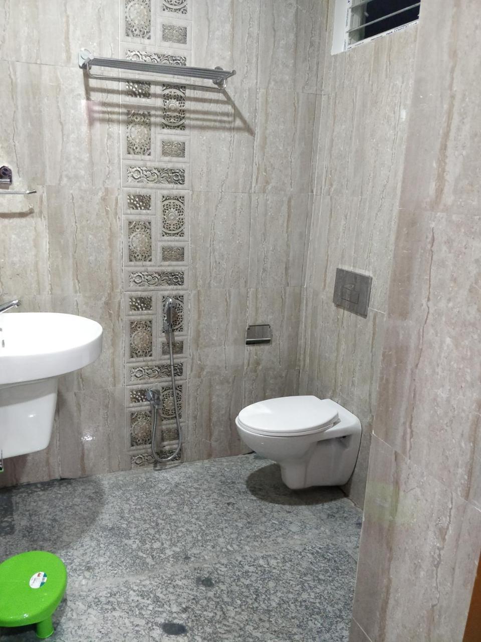 Oyo 16871 Anant Home Stay Shillong Bagian luar foto