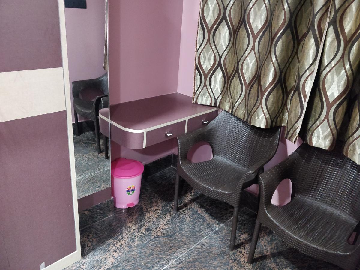 Oyo 16871 Anant Home Stay Shillong Bagian luar foto